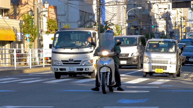 汽车在日本东京的道路上疾驰视频素材