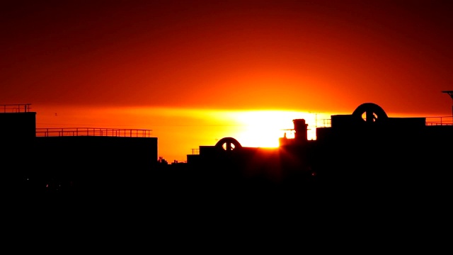 夕阳在城市中勾勒出房屋的轮廓。城市住宅视频素材