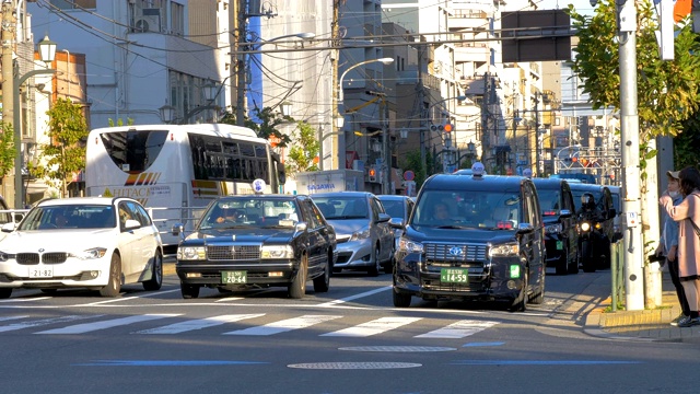 在日本东京等待交通信号的汽车和卡车视频素材