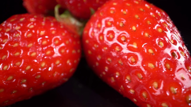 草莓在桌上旋转视频素材