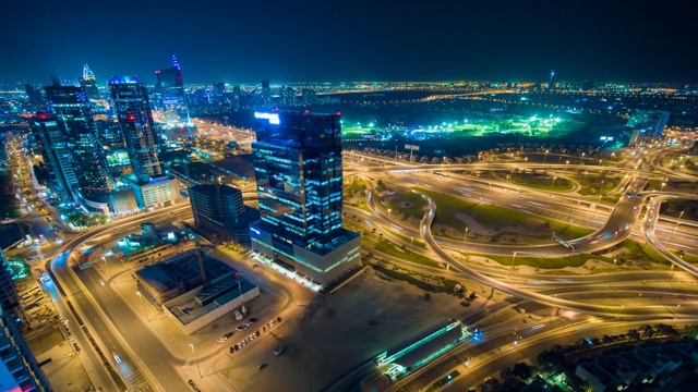 迪拜地区的一个路口和交通的夜间全景图。间隔拍摄视频素材