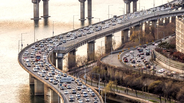 韩国首尔江边高速公路上汉江/麻浦谷的交通状况视频素材