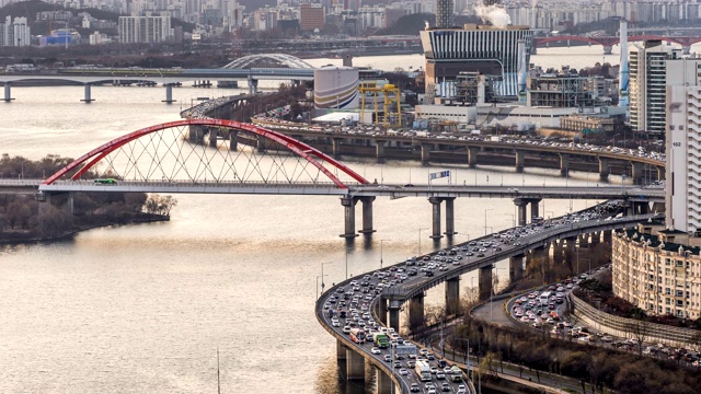 韩国首尔汉江/麻浦谷西港大桥和江边高速公路的交通情况视频素材