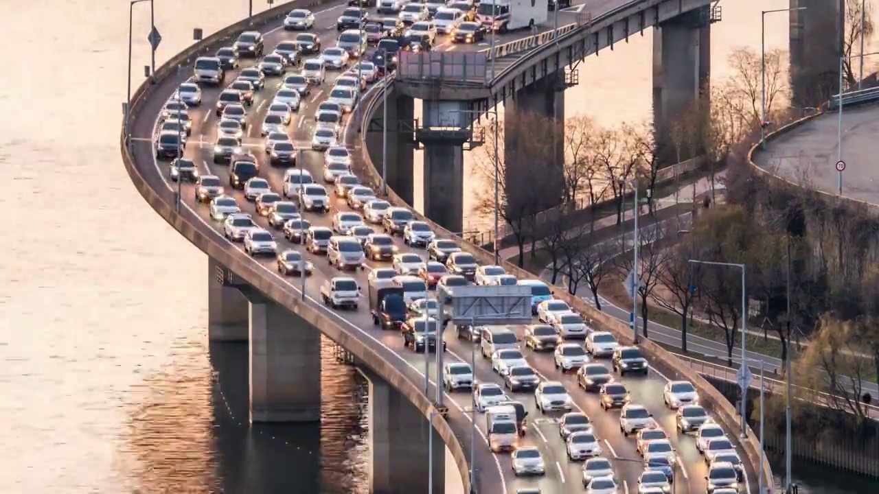 韩国首尔江边高速公路上汉江/麻浦谷的交通状况视频素材