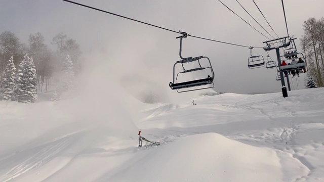 椅子升降滑雪胜地科罗拉多视频素材