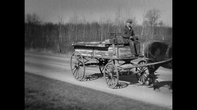 1920年的汽车和马车在乡村道路上行驶的广角镜头视频素材