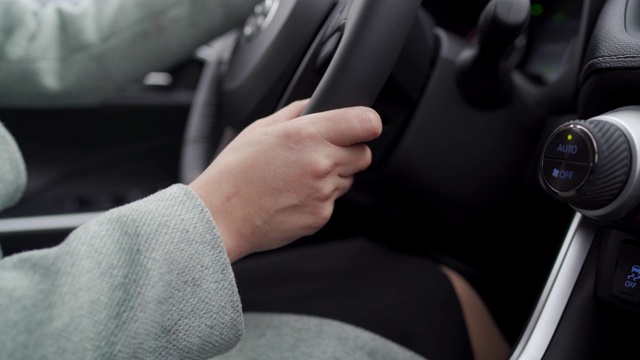 女人驾驶她的跨界越野车，女性的手在方向盘上视频素材