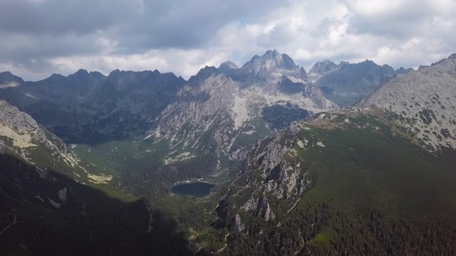 Popradske pleso湖的鸟瞰图在高塔特拉斯山脉的Mengusovska dolina山谷，斯洛伐克视频素材