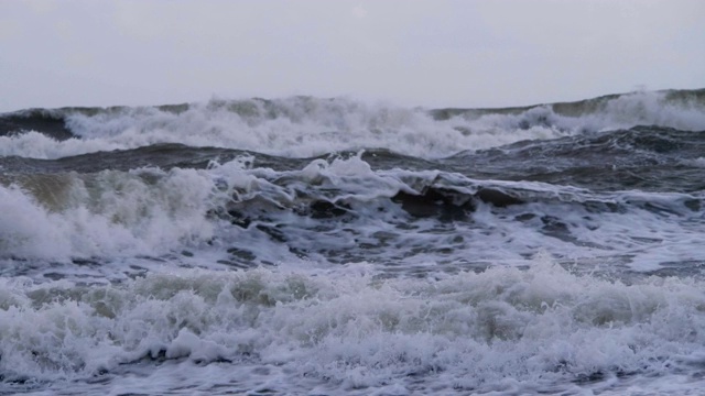 极其巨大的海浪冲击海岸，太平洋美丽的海浪。超级慢动作。暴风雨中的海浪。强烈的海洋热带飓风。全球变暖。恶劣天气气旋飓风风。视频素材