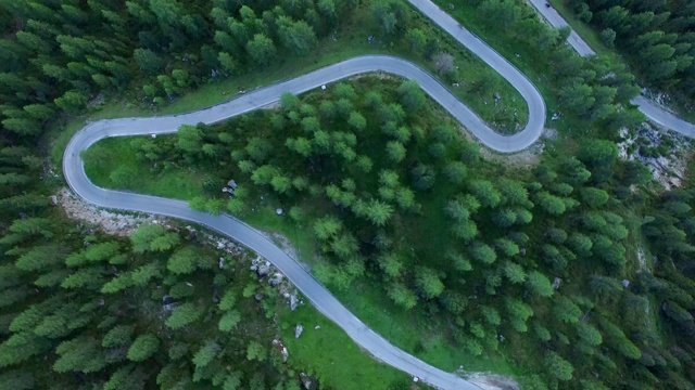 空中俯瞰森林里的山路视频素材