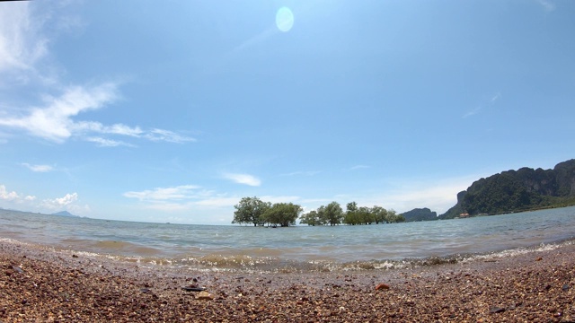 时间流逝运动海浪击中海滩的背景在海和云移动在天空快速。视频下载