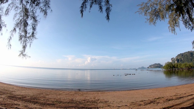 时间流逝运动海浪击中海滩的背景在海和云移动在天空快速。视频下载