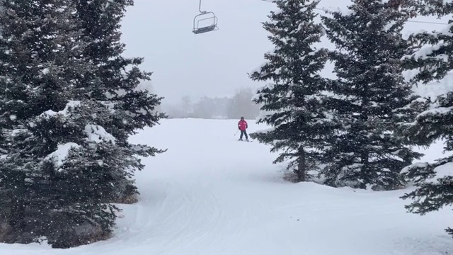 初学滑雪的青少年在科罗拉多州视频素材