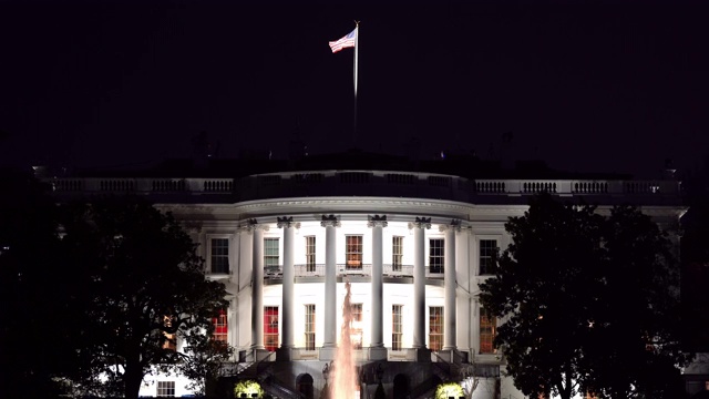 美国哥伦比亚特区华盛顿白宫的夜景建筑视频素材