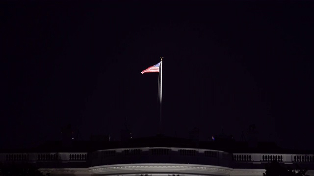 美国哥伦比亚特区华盛顿特区白宫上空飘扬着美国国旗视频素材