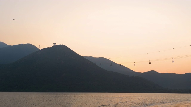 日落时乘缆车前往大屿山大佛视频素材