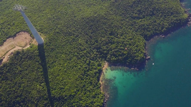 无人机的观点。缆车通过空中缆车穿越海洋和山脉视频素材