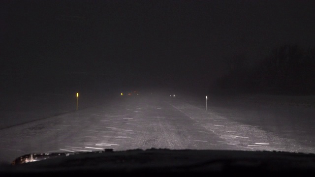 高速公路上的暴风雪状况视频素材