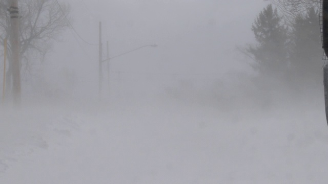 恶劣的风造成地面暴风雪的条件视频下载