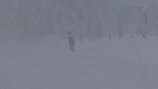 在暴风雪中行走的人视频下载