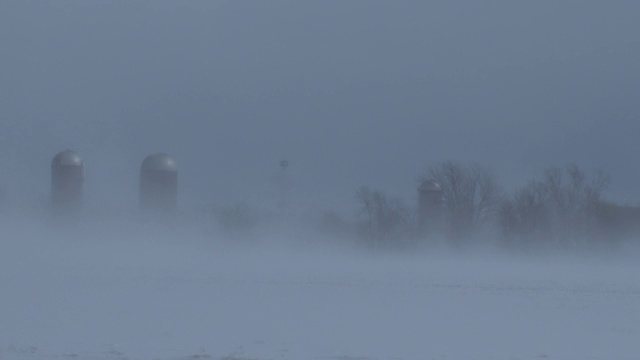 田野上的地面暴风雪情况视频下载