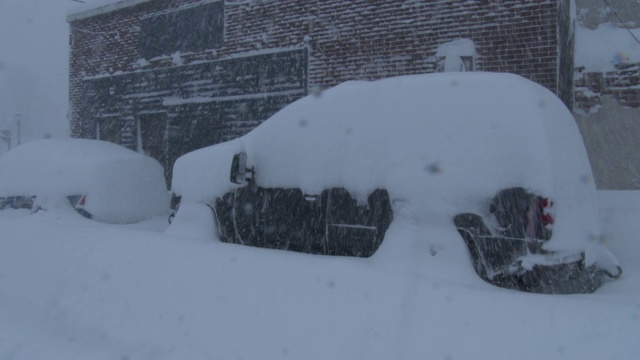 被深雪掩埋的车辆视频下载