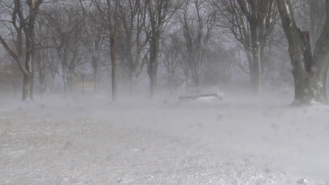 强风造成地面暴风雪视频下载