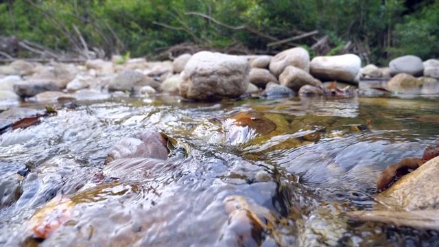 特写宁静的河流，超级慢镜头视频素材