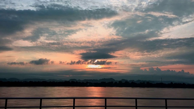 日落时分，在泰国和老挝的边界线上，麻洪河的自然景观是浑浊的颜色。摄于泰国那空Phanom省的泰国一侧。视频下载