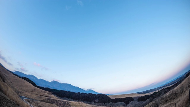 屈居山脉，
日本大分县久州。视频素材