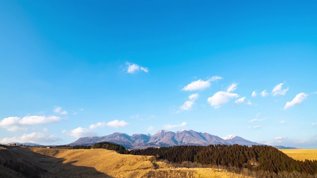 屈居山脉，
日本大分县久州。视频素材