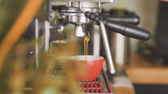 新鲜的浓缩咖啡倒入一个红色的咖啡杯视频素材