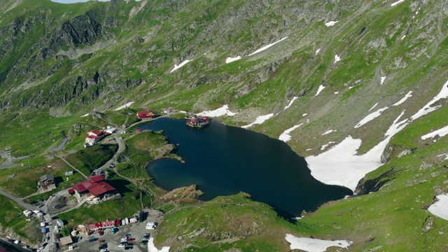 罗马尼亚喀尔巴阡山脉transagaras pass上的巴利亚湖鸟瞰图视频素材