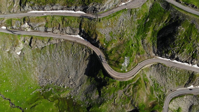 在贝利亚湖附近的transagarash公路上山脉蛇形的鸟瞰图视频素材