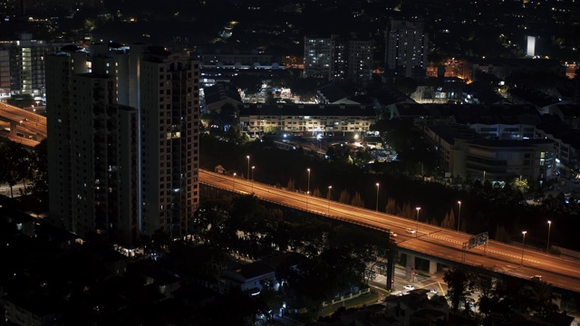 吉隆坡现代天际线的锁定镜头。吉隆坡市中心和夜间交通的实时全景图视频素材