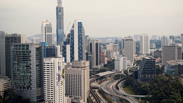 吉隆坡现代天际线的锁定镜头。吉隆坡市区和交通的实时全景图视频素材