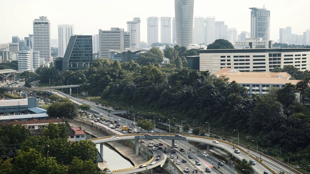 吉隆坡现代天际线的锁定镜头。吉隆坡市区和交通的实时全景图视频素材