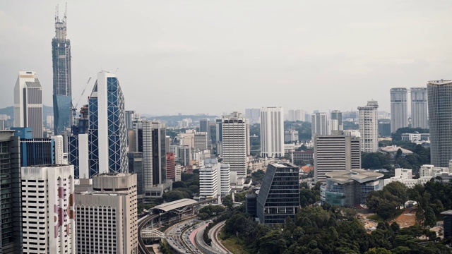 吉隆坡现代天际线的锁定镜头。吉隆坡市区和交通的实时全景图视频素材