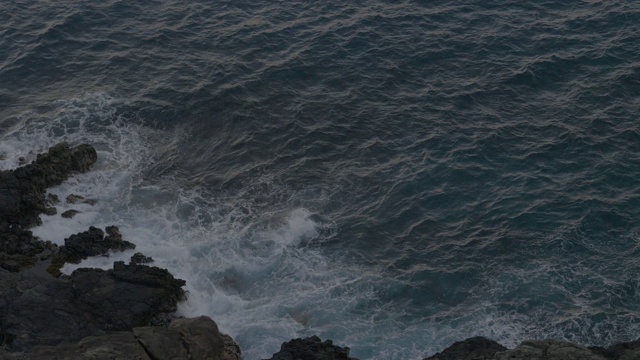 海浪撞击着岩石视频素材