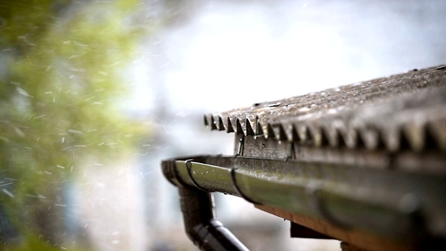 雨水滴在屋顶上视频素材