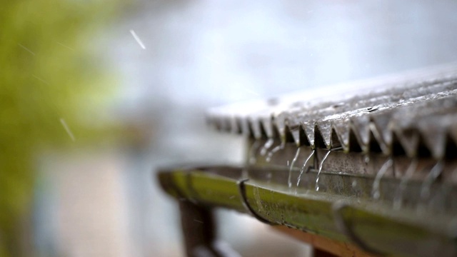 雨水滴在屋顶上视频素材