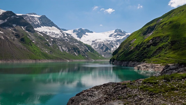 奥地利萨尔茨堡地区Hohe Tauern的Kaprun高山水库上的Mooserboden Stausee湖的超级崩塌。视频素材