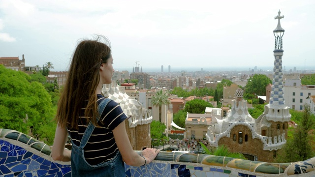 旅游中的女游客。年轻女子看巴塞罗那城市全景的后视图。西班牙4 k。视频素材