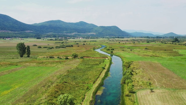 克罗地亚里卡地区，加卡河，夏季田野鸟瞰图视频素材