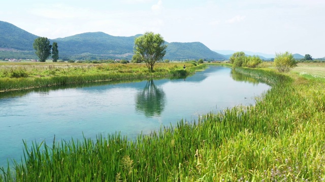 克罗地亚里卡地区，加卡河，夏季田野鸟瞰图视频素材