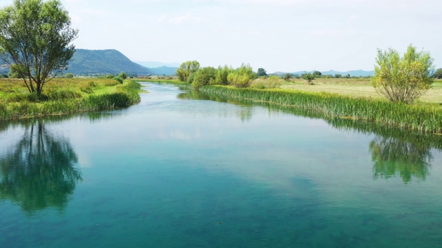 克罗地亚里卡地区，加卡河，夏季田野鸟瞰图视频素材