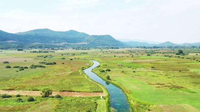 克罗地亚里卡地区，加卡河，夏季田野鸟瞰图视频素材