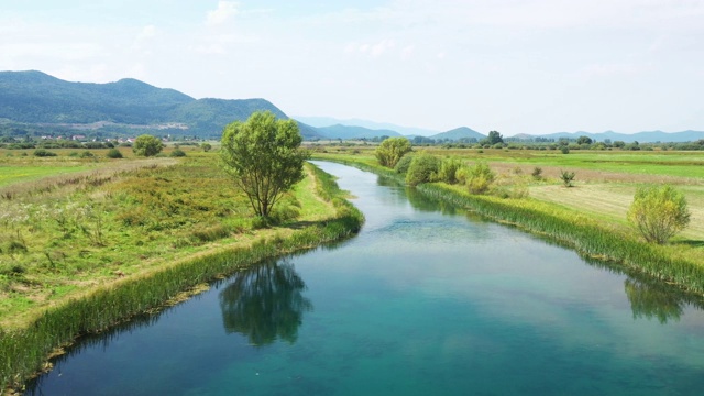 克罗地亚里卡地区，加卡河，夏季田野鸟瞰图视频素材