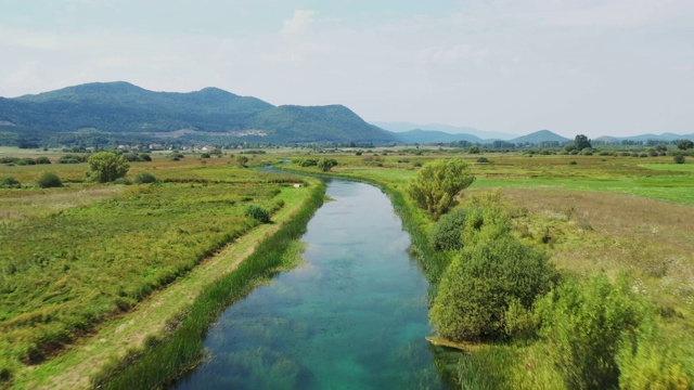 克罗地亚里卡地区，加卡河，夏季田野鸟瞰图视频素材