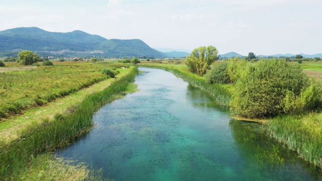 克罗地亚里卡地区，加卡河，夏季田野鸟瞰图视频素材